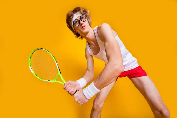 Portré az ő ő szép funky sikeres koncentrált motivált foxy srác teniszezik szolgáló nyaralás ingyenes szabadidő elszigetelt fényes élénk fény élénk sárga háttér — Stock Fotó