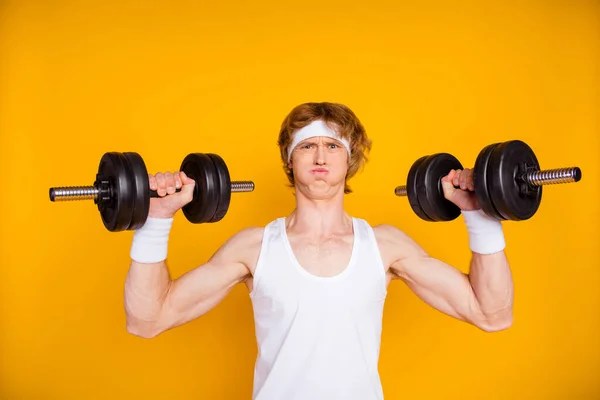 Nahaufnahme Porträt seiner er schön attraktiv sportlich funky motivierte Kerl Sportler Heben schwere Langhantel tun Arbeit Fettverbrennung isoliert über hellen lebendigen Glanz lebendigen gelben Farbhintergrund — Stockfoto