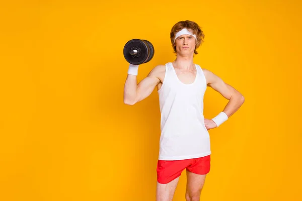 Portrait von seinem er schön attraktiv ernst stark schlank dünn Kerl Sportler dabei Arbeit beim Heben Langhantel isoliert auf hellem lebendigen Glanz vibrierende gelbe Farbe Hintergrund — Stockfoto