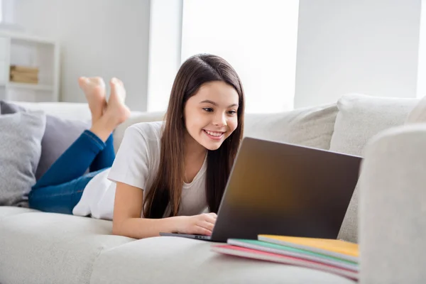 Küçük güzel kız öğrencinin fotoğrafı Skype dizüstü bilgisayarını aç çevrimiçi ders bitti video dersi sınıf arkadaşları kanepe mesafesinde karantina çalışma odasında yatıyorlar. — Stok fotoğraf