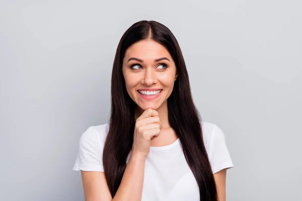 Close-up portret van haar ze mooi uitziende aantrekkelijke mooie schattig vrij charmant nieuwsgierig vrolijk vrolijk rechte haren meisje maken plan geïsoleerd over licht grijs pastel kleur achtergrond — Stockfoto