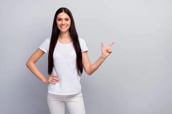 Retrato de ella ella agradable atractivo encantador bonito alegre de pelo recto chica mostrando copia vacío espacio en blanco lugar aislado sobre gris claro pastel color fondo — Foto de Stock