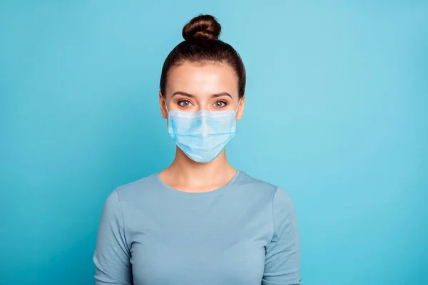 Close up foto de senhora otimista amigável feliz muito isolado vestido moderno primavera roupa epidemia frio gripe proteção máscara pastel azul fundo — Fotografia de Stock