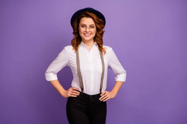 Photo of attractive lady casino worker dealer hands by sides meet club guests customers customers wear specs retro cap white shirt suspenders pants isolated purple color background — Zdjęcie stockowe