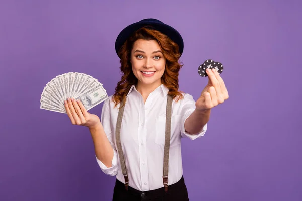 Фотографія збудженого леді-казино тримає покерні чіпи готівкою швидкий спосіб отримання обмінного одягу білосніжної підтяжки штанів ізольованого фіолетового кольору — стокове фото