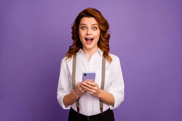 かなり面白いオープン口の女性中毒カジノプレーヤーの写真電話セットオンラインベットポーカー勝利お金インターネットゲームは白いシャツのサスペンダーパンツ孤立紫色の背景を着用 — ストック写真