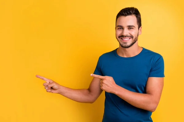 Primer plano retrato de su agradable atractivo alegre alegre alegre chico señalando dos precursores solución presentación copia espacio aislado sobre brillante brillo vivo vibrante color amarillo fondo — Foto de Stock