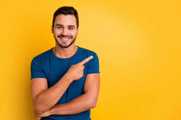 Närbild porträtt av hans han trevlig attraktiv glad glad glad glad glad kille pekar pekfinger åt sidan rekommendera presentation isolerad över ljusa levande glans levande gul färg bakgrund — Stockfoto