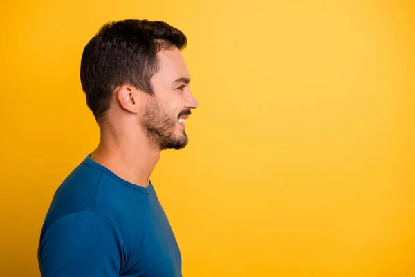 Крупный план профиль боковой вид портрет его хороший привлекательный веселый веселый парень в синей футболке копия пространство изолированы над ярким ярким блеском яркий желтый цвет фона — стоковое фото