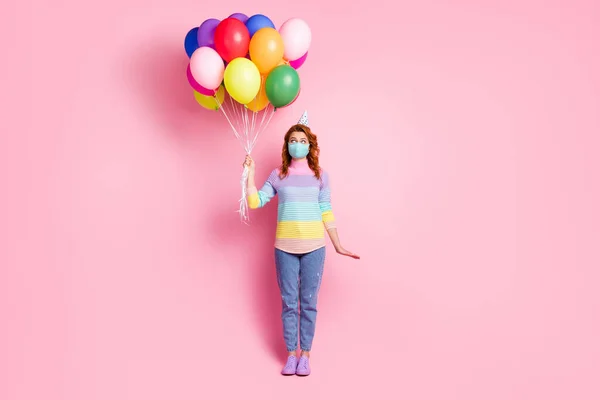 Foto de larga duración de la cuarentena señora bonita organizar fiesta de cumpleaños mejor amigo celebrar muchos globos de aire inesperada sorpresa desgaste máscara suéter jeans zapatos aislados de color rosa fondo — Foto de Stock