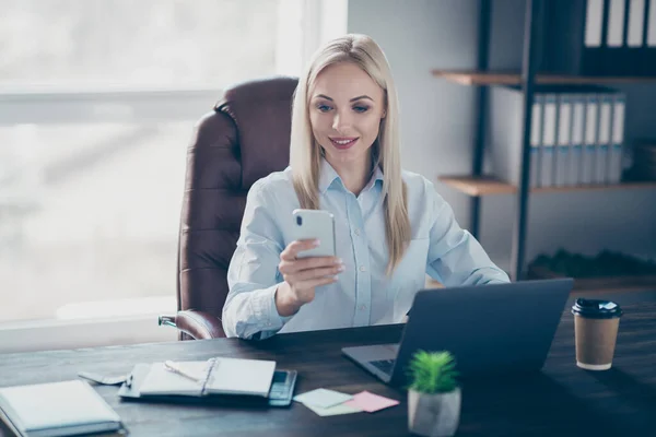 Foto de atractiva mujer de negocios portátil mesa de chat colegas teléfono leer informe corporativo agente de seguros usar camisa silla de estar moderno interior oficina interior interior —  Fotos de Stock