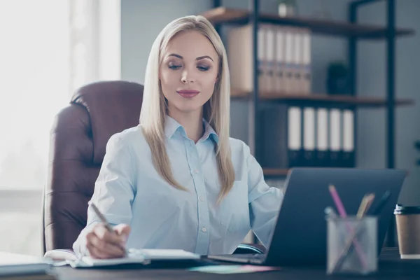 迷人的、自信的商务女士笔记本电脑的照片阅读企业报告保险代理人注意细节个人策划者穿着衬衫坐在现代化的室内办公室 — 图库照片