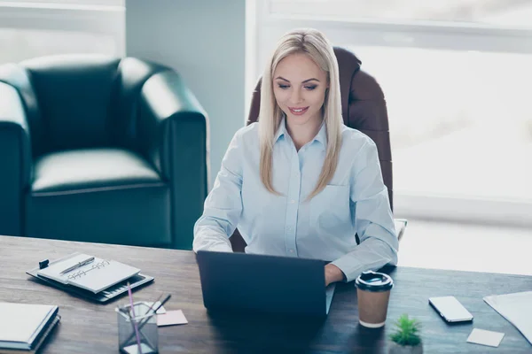 Foto av attraktiva vackra business lady bärbara bord chatta kollegor läsa företagsrapport försäkringsagent bära skjorta sitter stol modern interiör kontor inomhus — Stockfoto