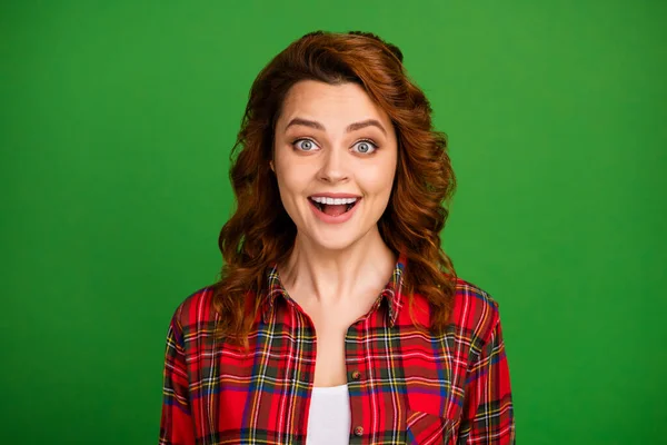 Primer plano retrato de ella ella agradable atractivo bonito sorprendido alegre alegre alegre ondulado de pelo chica con camisa a cuadros grandes noticias aisladas sobre brillante brillo vivo vibrante color verde fondo —  Fotos de Stock