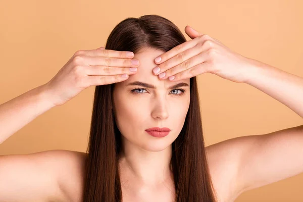 Qué... espinilla. Otra vez. De cerca la foto de triste mujer molesta mirada en el espejo encontrar acné necesidad dermatología cuidado de la piel procedimiento de atención médica para hacer la piel perfecta impecable puro aislado color beige fondo —  Fotos de Stock