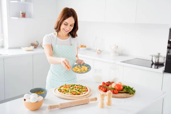 Foto van mooie vrolijke huisvrouw quarantaine hobby voorbereiding familie recept toevoegen afwerking ingrediënt kaas deeg Italiaanse traditie pizza thuis blijven gelukkig moderne keuken binnen — Stockfoto