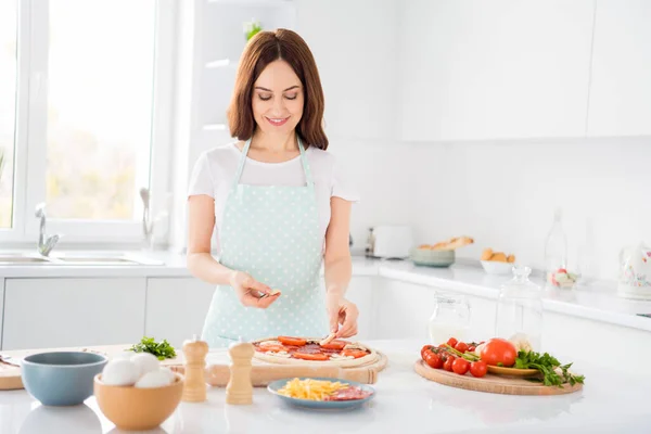 Foto van mooie vrolijke huisvrouw quarantaine hobby voorbereiding familie recept champignon plakjes op deeg italiaanse pizza verblijf thuis veiligheid concept moderne keuken binnen — Stockfoto