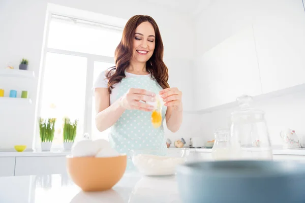 Foto van mooie huisvrouw vroege ochtend weekend bereiden koekjes voor familie kinderen man breken eieren maken deeg moderne keuken binnen casual kleding — Stockfoto