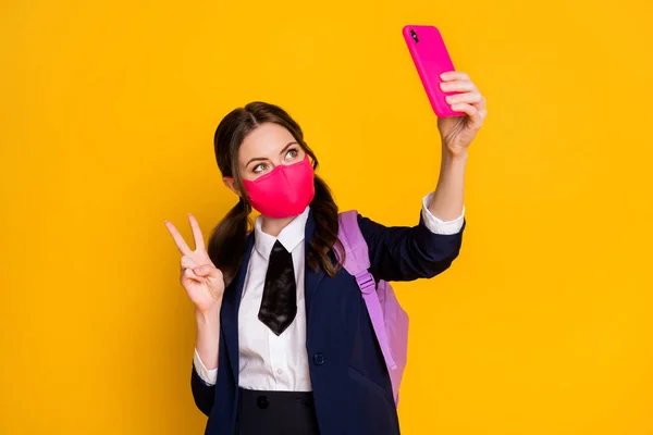 Porträt von ihr sie schöne attraktive braune Haare Mädchen machen Selfie zeigt V-Zeichen Spaß covid19 Quarantäne bleiben zu Hause isoliert auf hellen lebendigen Glanz lebendige gelbe Farbe Hintergrund — Stockfoto