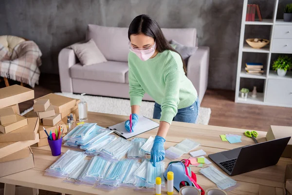 中国の忙しい女性の腕のラテックス手袋を整理注文顔インフルエンザマスクは、屋内クリップボードの状態のホームオフィスに注意ジッパー袋に配信抗ウイルス安全コントロールマスクを準備 — ストック写真
