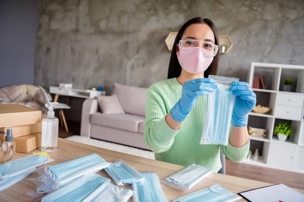 Фото азіатської леді працюють сімейний бізнес організовують замовлення на медичні маски для обличчя з грипом, що показують процес підготовки пакетів доставки антивірусного безпечного домашнього офісу карантину в приміщенні — стокове фото