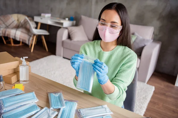 Foto van aziatische dame werk familiebedrijf te organiseren bestellingen gezicht griep medisch masker stuur alle landen voor te bereiden packs levering check pakket anti virale veiligheid verblijf thuis kantoor quarantaine binnen — Stockfoto