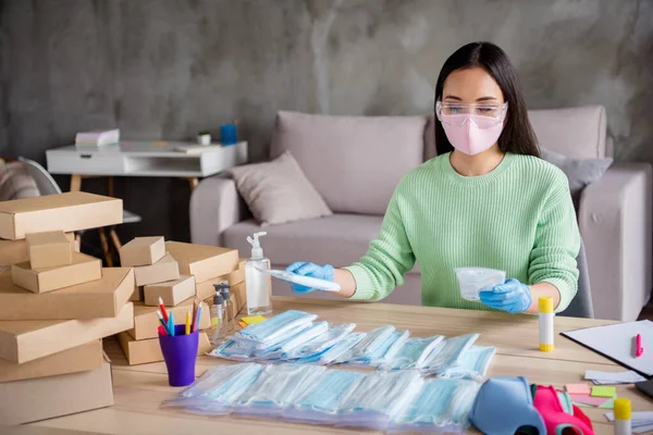 Foto van Chinese dame handen latex handschoenen bedrijf te organiseren orde gezicht medische maskers handgemaakte pakket sorteren kartonnen dozen online bezorgwinkel commerce manager home office binnen — Stockfoto