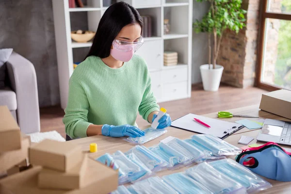 Foto van Chinese drukke dame familiebedrijf organiseren van gezicht griep medische maskers wereldwijde verspreiding stuur liefdadigheidspakketten arme landen voor te bereiden veilige sets levering thuis kantoor quarantaine binnen — Stockfoto