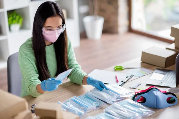 Foto van Chinese drukke dame familiebedrijf organiseren verpakking gezicht griep medische maskers wereldwijde verspreiding doneren arme landen voor te bereiden sets voor levering thuis kantoor quarantaine binnen — Stockfoto