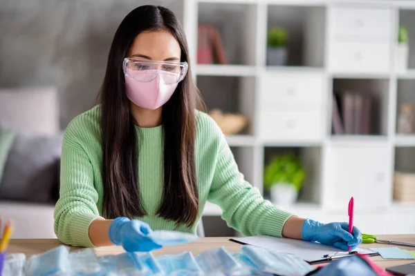 Foto van aziatische dame werken familiebedrijf het organiseren van bestellingen gezicht griep koude medische maskers wereldwijde verspreiding tellen klanten voor te bereiden packs voor het leveren van verblijf thuis quarantaine binnen — Stockfoto