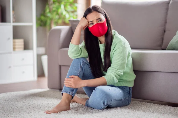 Foto de triste corona virus enfermo paciente asiático señora sentarse piso alfombra sofá sostener rodillas sufrir infección enfermedad auto aislamiento mantener la distancia social no cumplir con la familia quedarse en casa cuarentena en el interior — Foto de Stock