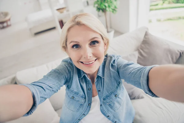 Detailní fotografie atraktivní domácí dáma středního věku dělat selfies mluvit skype s dětmi příbuzní chybí pobyt doma karanténa čas víkend obývací pokoj uvnitř — Stock fotografie
