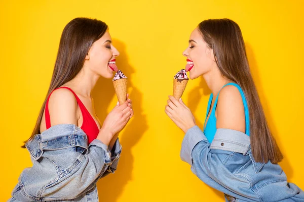 Профиль стороне фото позитивных веселых девушек пользуются летние выходные свободное время лизать вкусные мороженое носить яркий синглет изолирован на светлом фоне цвета — стоковое фото