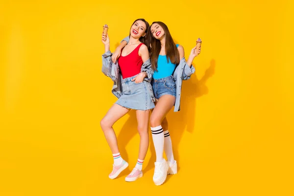 Full storlek foto positiva ungdomar systrar omfamna kram njuta sommar fritid semester hålla glass skopor bära röd blå singlet jeans jeans jeans denim ben isolerad ljus färg bakgrund — Stockfoto