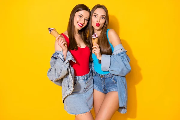 Πορτρέτο των θετικών χαρούμενα φίλους κορίτσι να διασκεδάσουν το καλοκαίρι άνοιξη το Σαββατοκύριακο με τα πόδια κρατήστε νόστιμο yummy μπάλες παγωτό φορούν δεξαμενή-top denim απομονώνονται πάνω λάμψη χρώμα φόντο — Φωτογραφία Αρχείου