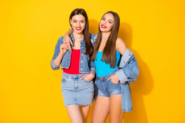 Retrato de agradável-olhando atraente bonito adorável deslumbrante encantador alegre alegre meninas de cabelos castanhos abraçando isolado no brilho vívido brilhante vibrante cor amarela fundo — Fotografia de Stock