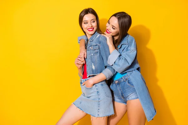 Retrato de agradável-olhando atraente linda bonita bonito encantador alegre amigável alegre cuidadoso meninas de cabelos castanhos abraçando isolado no brilho vívido brilhante vibrante cor amarela fundo — Fotografia de Stock