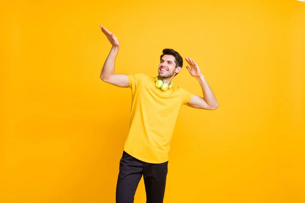 Photo De Joyeux Bel Homme Joyeux Dansant Pendant Le Week End Portant Un T Shirt Jaune Pantalon Noir Souriant Dentaire Se Reposer Et S Amuser Isole Sur Fond De Couleur Vibrante Vacances Style
