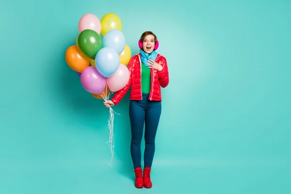 Ouah Pleine Taille Photo De Dame Emotionnelle Surprise Anniversaire Fete Ballons D Air Colores Regarder Espace Vide Porter Casual Manteau Rouge Echarpe Rose Oreille Manchons Pantalon Bottes Isole Sarcelle Couleur Fond Ouah Pleine Taille Photo De Dame Emotionnelle Surprise Anniversaire Fete Ballons D Air Colores Regarder Espace Vide Porter Casual Manteau Rouge Echarpe Rose Oreille Manchons Pantalon Bottes Isole Sarcelle Couleur Fond