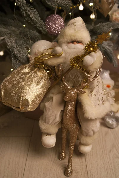 Papai Noel Com Presente Veado Dourado Fundo Uma Árvore Natal — Fotografia de Stock