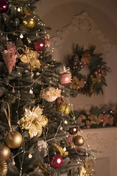 Weihnachtsbaum Mit Goldenen Blumen Und Bunten Kugeln Weihnachtsdekoration Auf Dem — Stockfoto