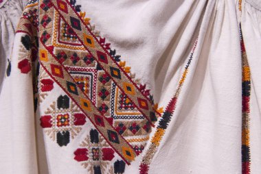 Elbisenin kollarında Ukrayna ulusal nakışının bir parçası. Vyshyvanka - nakış desenli etnik kıyafetler