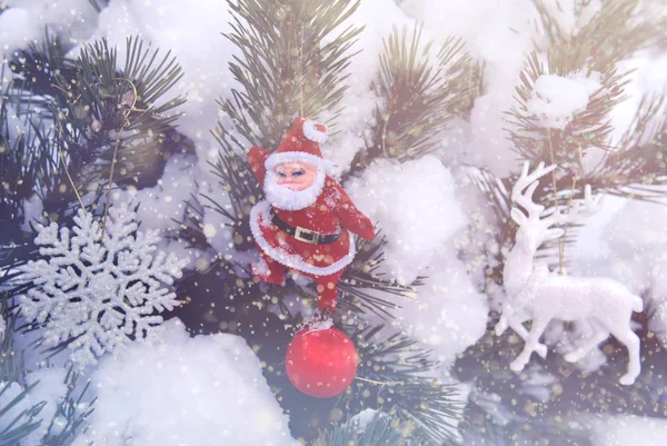 Weihnachtsmann Hirsch Und Schneeflocke Auf Dem Hintergrund Des Schneebedeckten Weihnachtsbaums — Stockfoto