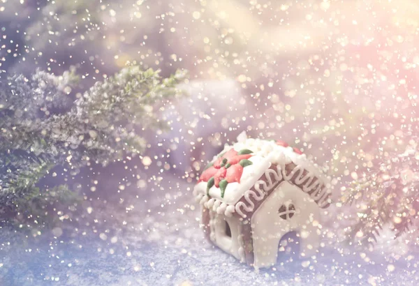 Lebkuchenhaus Mit Weißer Glasur Und Zweig Des Weihnachtsbaums Mit Schnee — Stockfoto