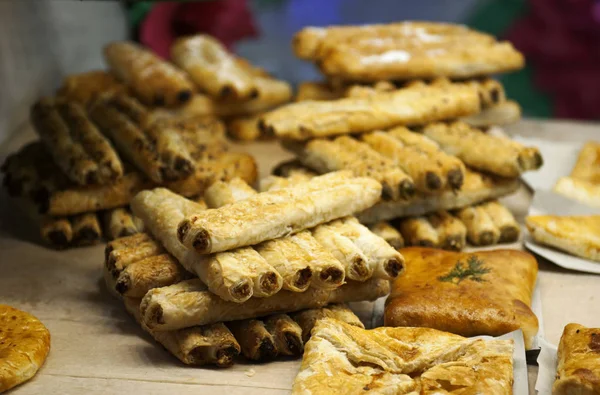 Tavuklu Rollini ve peynirli khachapuri. Sokak yemeği.