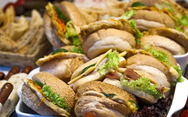 Jambonlu, peynirli ve yeşillikli hamburger. Sokak yemeği.