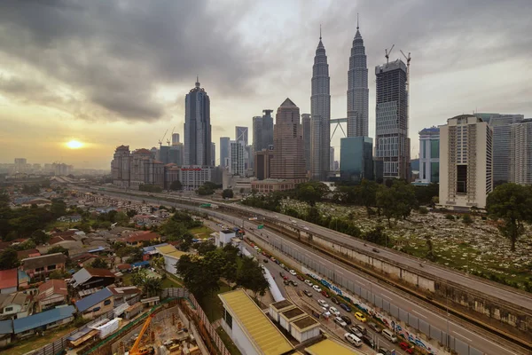 petronas ikiz kule sayısı bulutlu gündoğumu sırasında