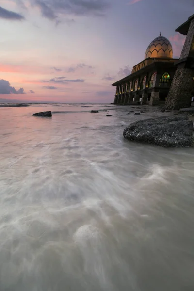 modern cami dramatik günbatımı gökyüzü karşı karşıya 
