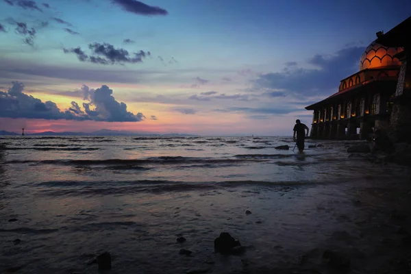 modern cami dramatik gökyüzü karşı karşıya