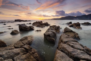 Kayalık sahilde güzel bir gün batımı